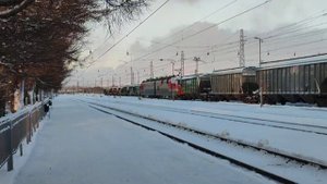 2ЭС5К-374 с грузовым поездом тормозит на станции Апатиты, 21.11.2021г.