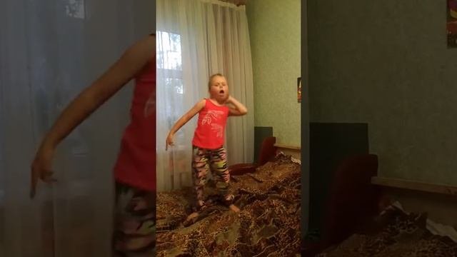 Первое видео. Милослава танцует.