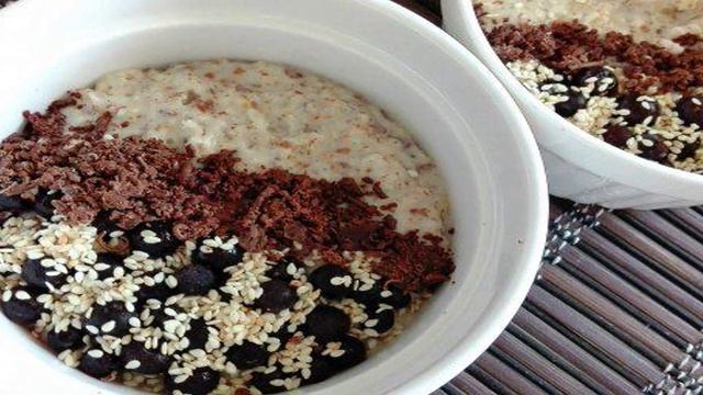 Льно-овсяная каша с черникой, кунжутом и шоколадной стружкой