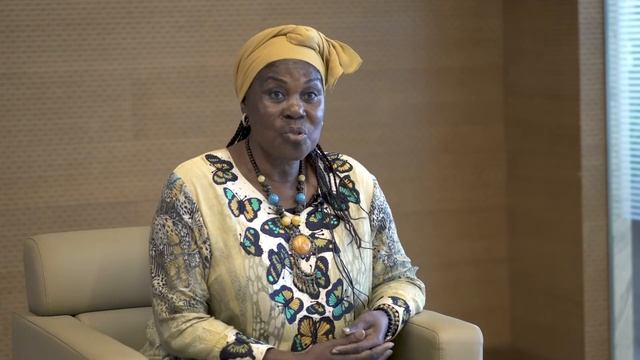 Première Dame de Guinée Equatotiale - Interview en Français смотреть онлайн