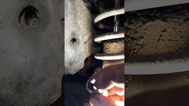 Снимаем  задний амортизатор и откручиваем гайки стойки на которых сняли грани смотреть онлайн