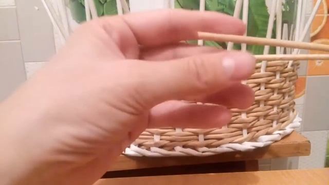 Газеттен жасалған бұйымды өру әдісі. Плетение из газет