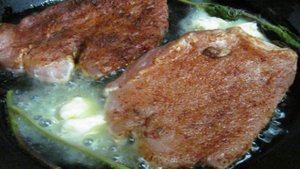 Свиные отбивные в жареными грибами