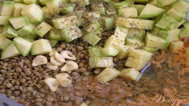 Чечевица, томленная в морковном соке с кабачками и шпинатом