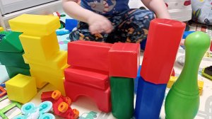 играем и строим домик из детских кубиков для малышей