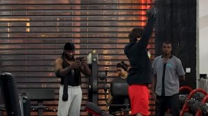 БОТАНИК ШОКИРУЕТ КРАСОТОК в зале ДУБАЙ | Мастер спорта притворился новичком Пранк