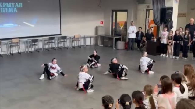 Крутое выступление в школе Хип - хоп пати hip-hop dance команда чемпионат vogue уличный танец. смотреть онлайн