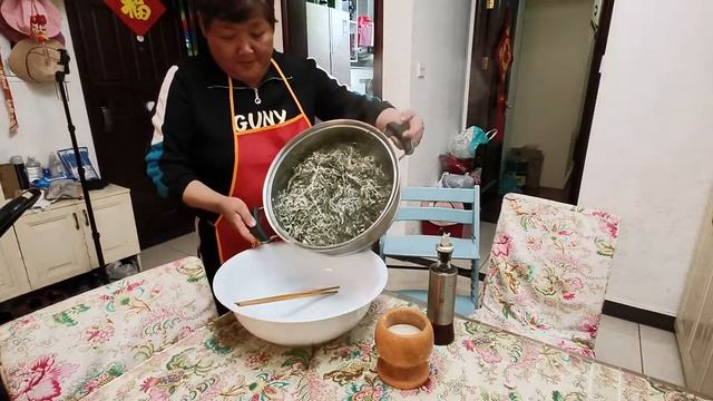 日常 做菜 妈妈请你们吃扫帚苗，吃了都说好。 смотреть онлайн