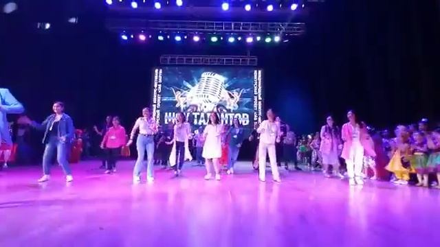 Танцуют все😂Танец с руководителем👯♀️ смотреть онлайн