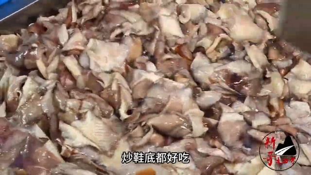 四川小伙卖火箭鱿鱼新鲜冻鱿鱼先腌后炒形似火箭麻辣十足