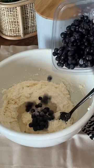 ✨500 г творога✨2 яйца✨100 г сметаны 20%✨20 г рисовой муки✨150 г замороженной черники✨50 г сахара смотреть онлайн