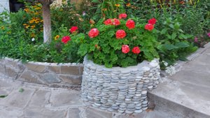 Клумба из морской гальки своими руками