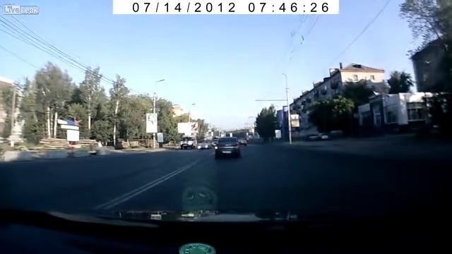 Idiot Driver   A Close Call With Oncoming Traffic.mp4 смотреть онлайн