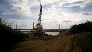 Видео для детей  - Подъемный кран разгружает бревна