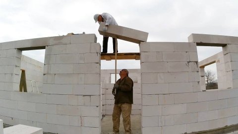 48 квадратов счастья: оконные перемычки, закончили стены...