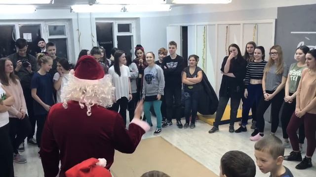 Дед Мороз поздравил нашу школу и показал волшебство!!!! смотреть онлайн