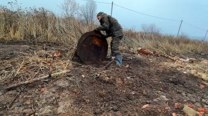 Наткнулся на закопанный металлический люк: решил, в любом случае его выкопать.