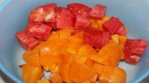 Томатный салат с моцареллой и красным луком