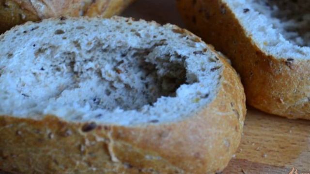 Булочка с сырной начинкой и яйцом