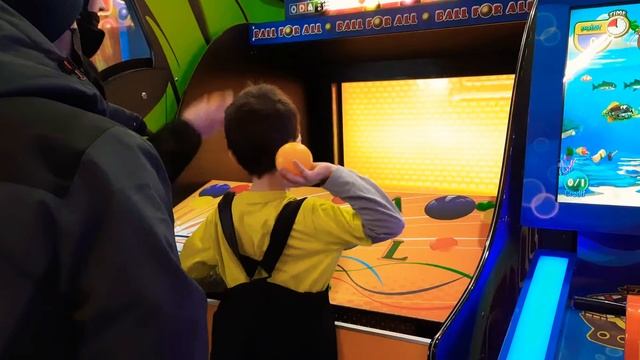 игровая комната . автоматы развлекательные . с Папой играем