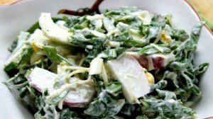 Салат с редисом, яйцом и сыром