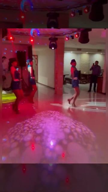 Стюардессы. Танец для начала мероприятия с раздачей конфеток гостям смотреть онлайн