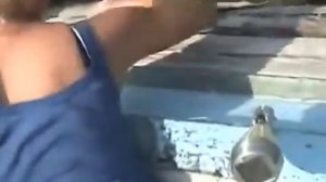 Жесть! Ловля змей на берегу.