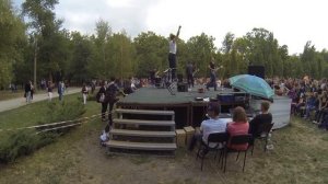 Танцы на сцене с джамперами