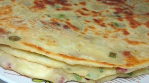 Лепешки с копченой колбасой и зеленым луком