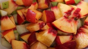 Фруктовый салат с грецкими орехами и сливками