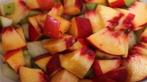 Фруктовый салат с грецкими орехами и сливками