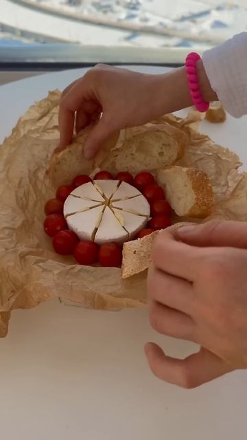 Камамбер в духовке с багетом🤤рецепт в описании смотреть онлайн