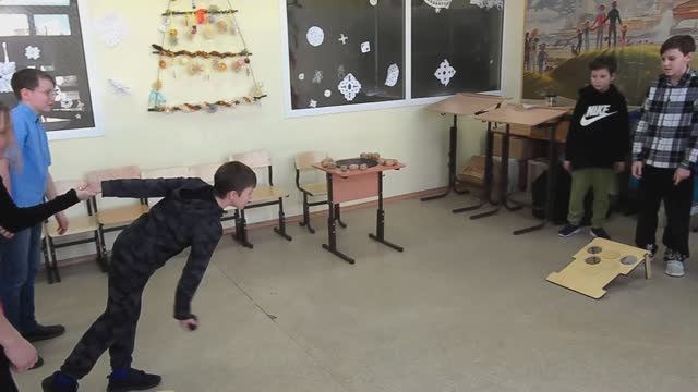 Победят самые меткие. Конкурс для детей на школьном турнире смотреть онлайн