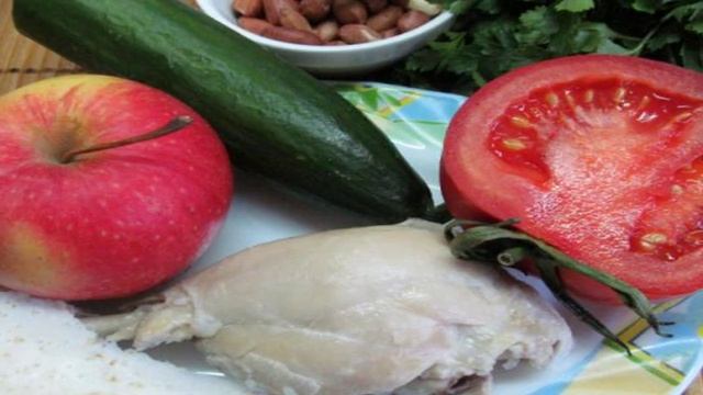 Салат с курицей и яблоками