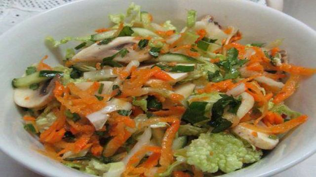 Салат с сырыми шампиньонами с огурцом и пекинской капустой