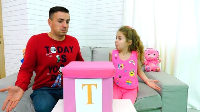 Надя и Папа открывают коробки-сюрпризы с буквами и учат английский алфавит - Часть 2 смотреть онлайн