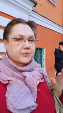 Злая попрошайка. Как так можно? Пасхальные деревья около Елоховского собора.