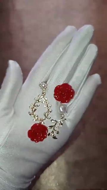 Модная бижутерия 2022/23 - серьги гвоздики "Красные розы с жемчугом" смотреть онлайн