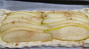 Грушевый пирог с сыром фета и медом