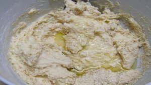 Сдобный белый хлеб с рисовой мукой и кунжутом на молоке и яйцах