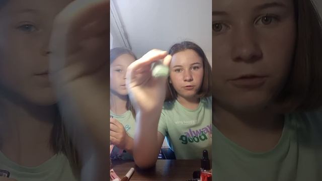 Показываем наши косметички. Что мы нашли в косметтчке у Диляры? смотреть онлайн