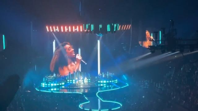 Lizzo @ Moda Center - Doo Wop (That Thing) Lauryn Hill Cover- November 10th 2022 смотреть онлайн