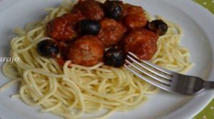 Томатный соус с мясными шариками и маслинами