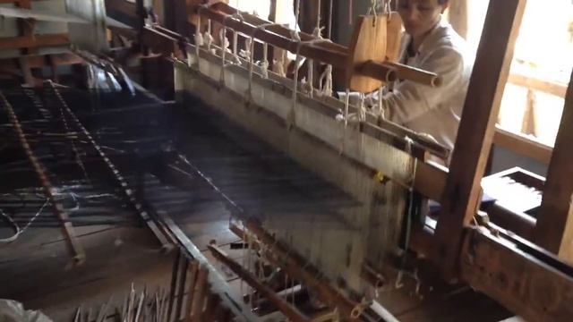 Производство лотосовой ткани. Мьянма. Инле озеро.