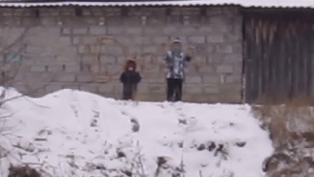 Катаемся с горки на снегокате