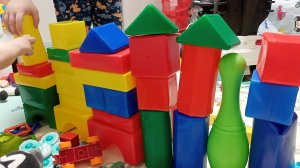 строим замок из детских кубиков, детский конструктор для малышей
