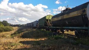 Тепловоз 2ТЭ10Л-2394Б с грузовым составом следует по станции Тырново