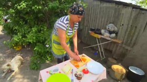 Жизнь в деревне. Делаю тушёную капусту с морковкой , по деревенски в сковороде на костре.