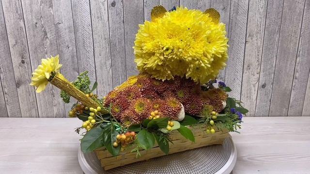 Фигурка льва из живых цветов смотреть онлайн