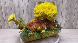 Фигурка льва из живых цветов